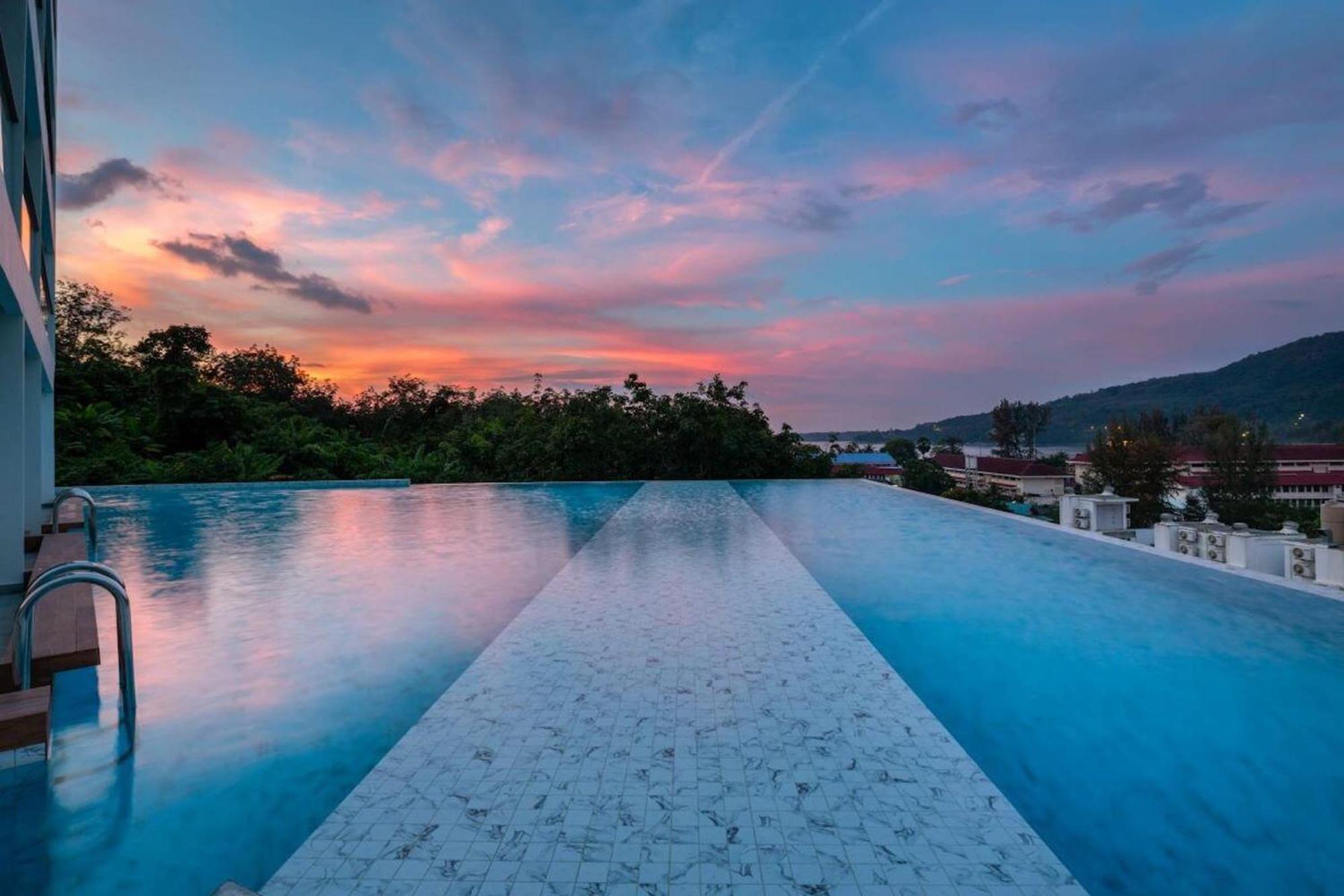 Sea View 2Br Apartment Oceana C35, Just 5 Min Walk To Pantai Kamala Bagian luar foto